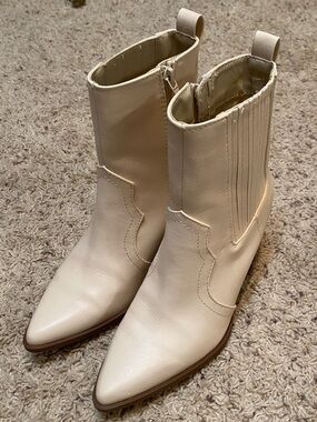 NWT Buckle Qupid Cream Pointed-Toe Cowboy Boot Ankle Booties size 6